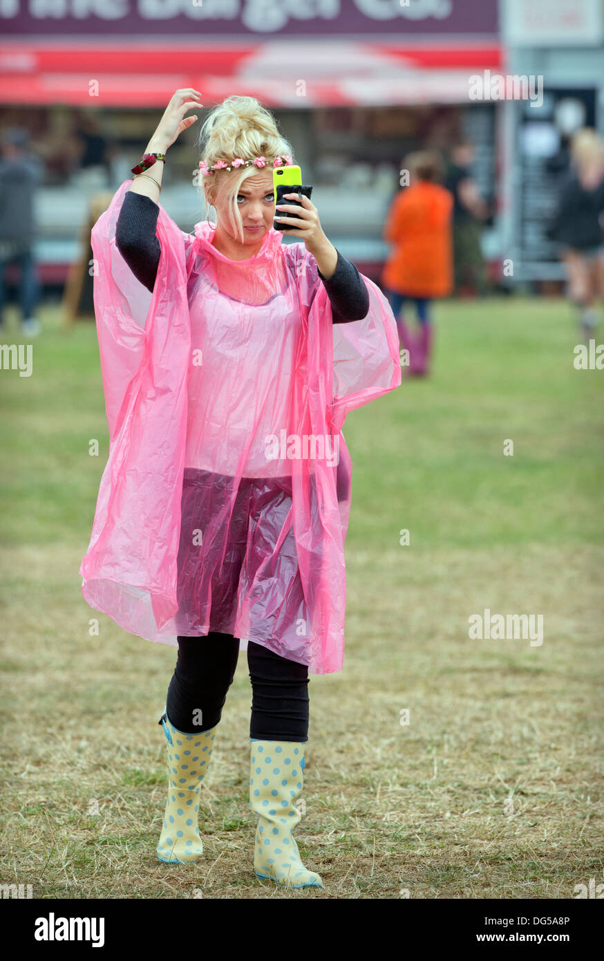 Le Reading Festival - une musique fan ajuste ses cheveux tandis que la position de la scène principale, Août 2013 Banque D'Images