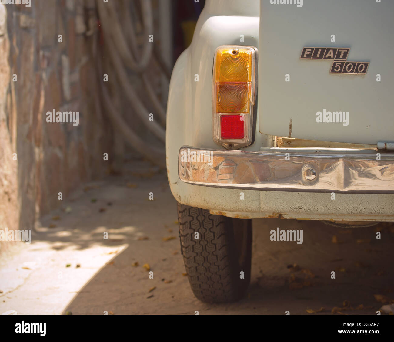 Un classique Fiat 500 garé dans une voiture italienne. Banque D'Images