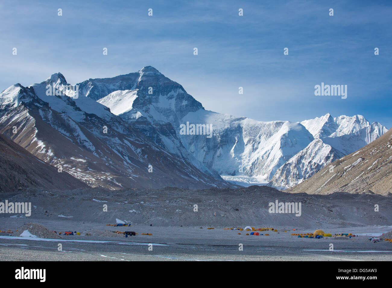 Vue de la zone du camp de base de l'Everest au Tibet avec un ciel bleu clair au Tibet, Chine 2013. Banque D'Images