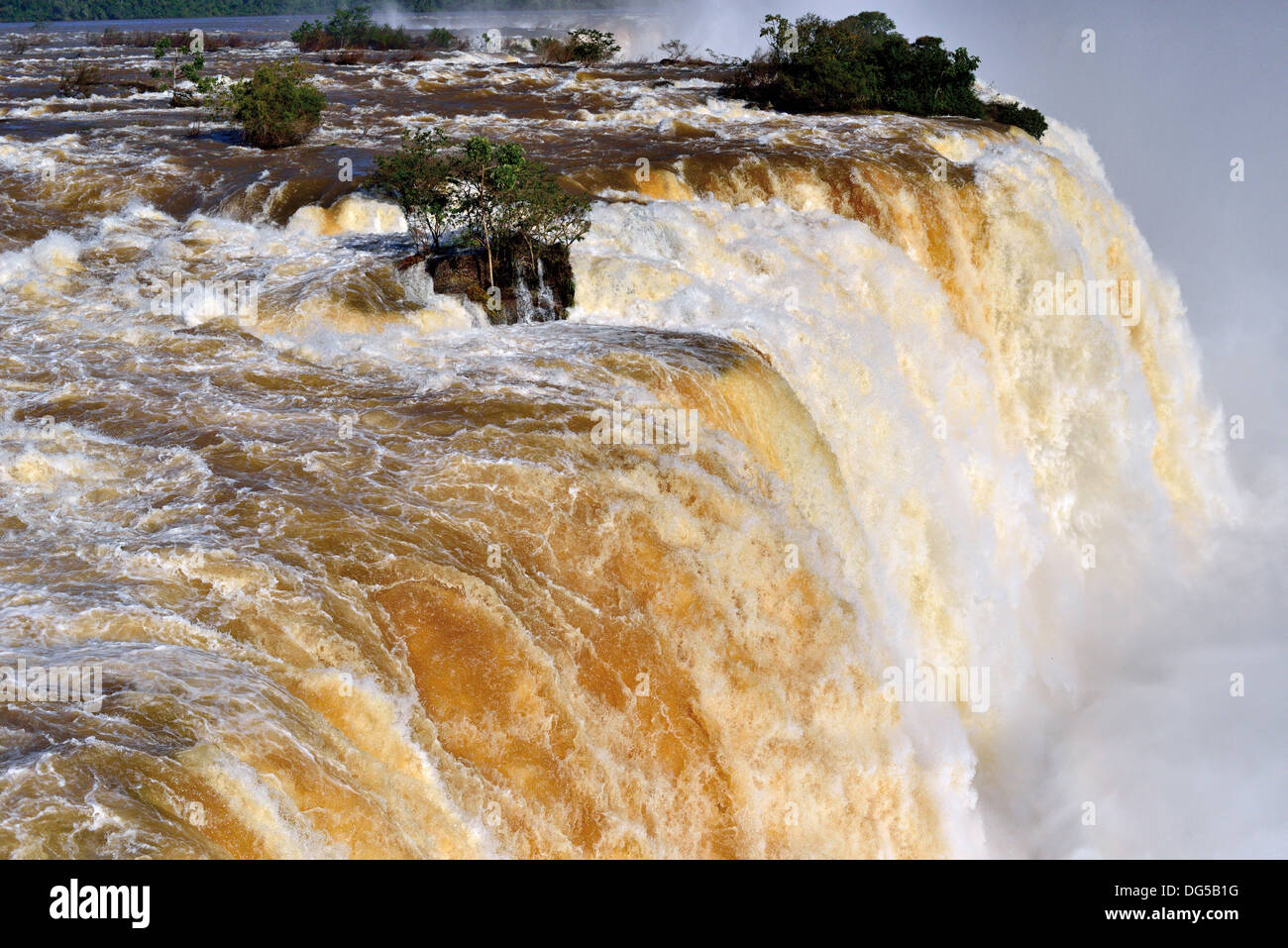 Brésil, National Park : Iguassu Iguassu Falls avec des résultats impressionnants, les niveaux d'eau après de fortes pluies Banque D'Images