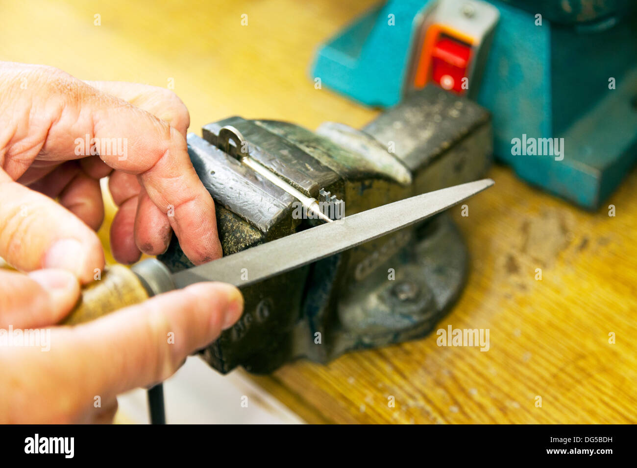 Cutter clé clé mortaise de dépôt dans l'étau des touches de coupe homme serrurier mans mains Banque D'Images