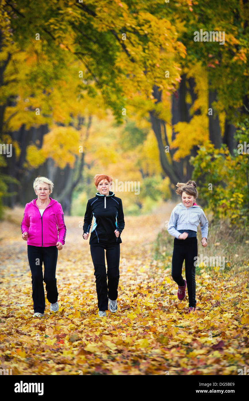 Trois générations de femmes running in park Banque D'Images