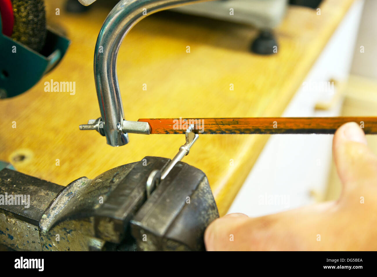 Serrurier clé de coupe avec lame de scie à métaux cutter clé clé mortaise faisant mains mans mâle Banque D'Images