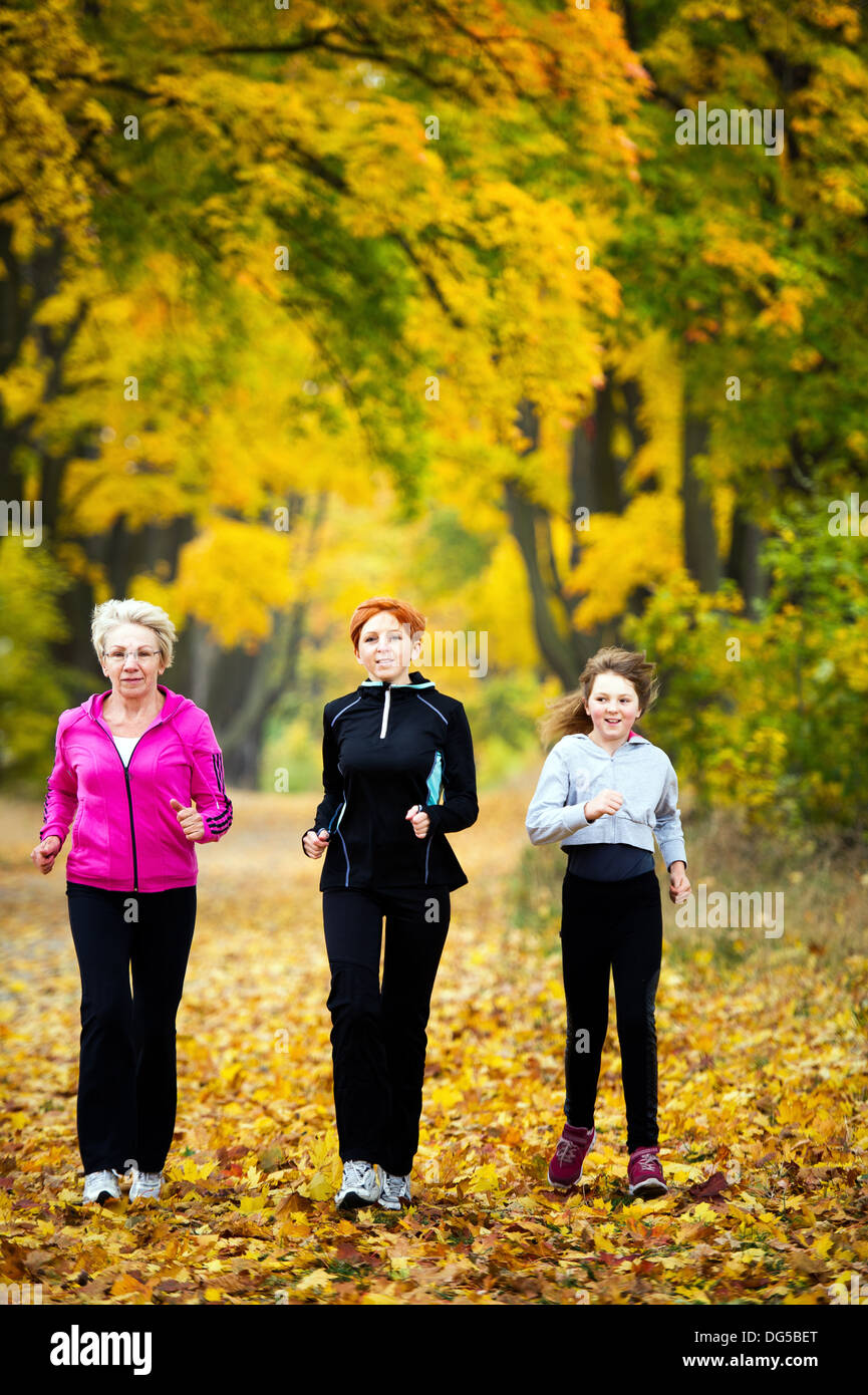 Trois générations de femmes running in park Banque D'Images