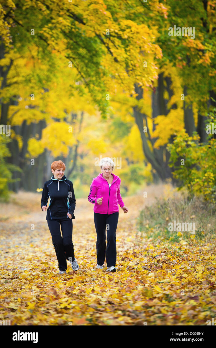 Mère et fille courir dans le parc Banque D'Images
