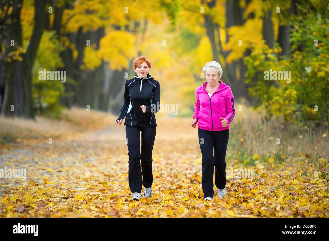 Mère et fille courir dans le parc Banque D'Images