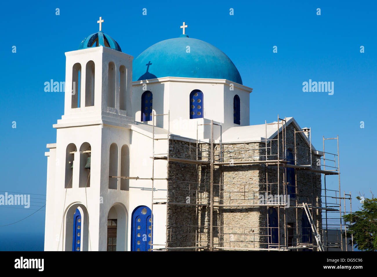 Orthodoxe bleu et blanc à ano Meria Village. Folegandros, Cyclades. Grèce Banque D'Images