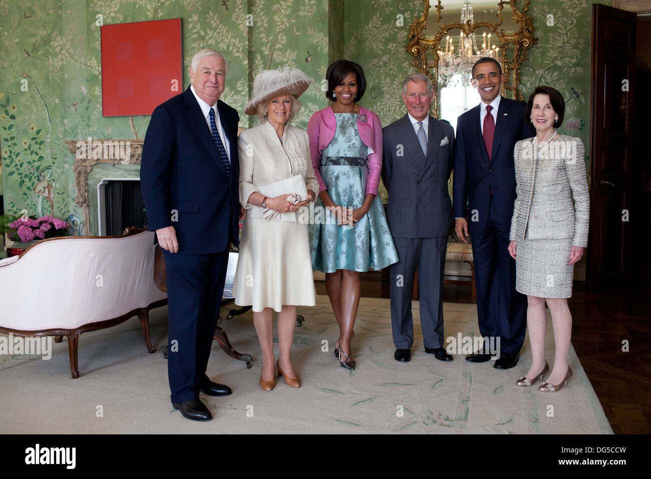 Le président américain Barack Obama et la Première Dame Michelle Obama salue le Prince de Galles et la duchesse de Cornwall à Winfield House le 24 mai 2011 à Londres, en Angleterre. Banque D'Images