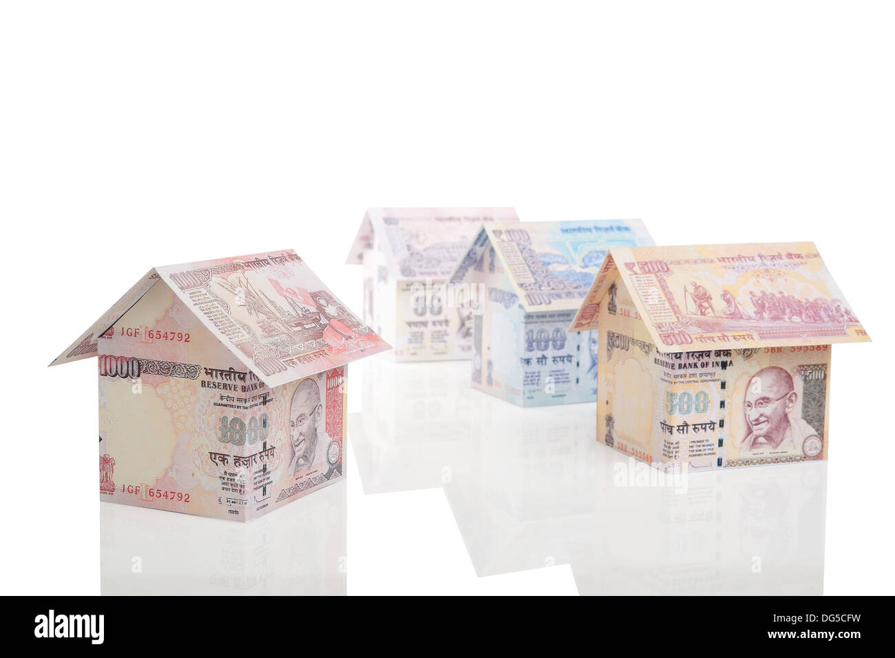 La disposition des quatre maisons faites de plusieurs coupures de monnaie Roupie indienne () Banque D'Images