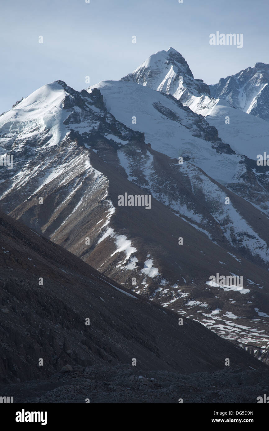 Le mont Everest tôt le matin prises depuis le camp de base au Tibet situé à 5200 m. Avril 2013 Banque D'Images