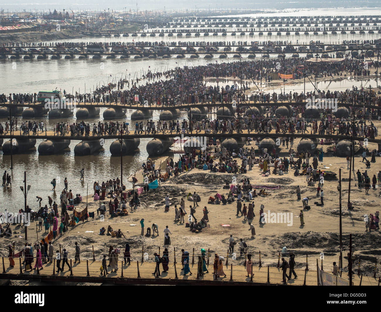 Pèlerins hindous traversant le pont flottant sur le Gange à la Kumbh Mela festival à Allahabad (Prayagraj), de l'Uttar Pradesh, Inde. Banque D'Images