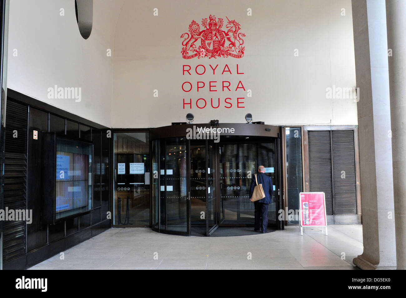 Un homme se présente au Royal Opera House, Covent Garden, London, UK Banque D'Images