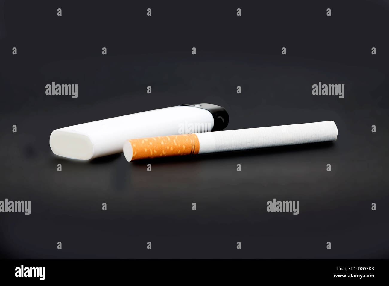 Une cigarette et briquet blanc sur fond gris Banque D'Images