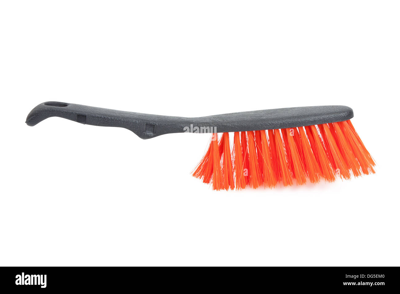 Brosse en plastique orange isolé sur fond blanc Banque D'Images