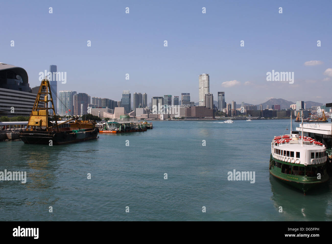 Une Star solaire, l'une des flotte Star Ferry qui fait la navette entre l'île de Hong Kong et Kowloon . Star Ferry accoste au quai de Tsimshatsui Banque D'Images