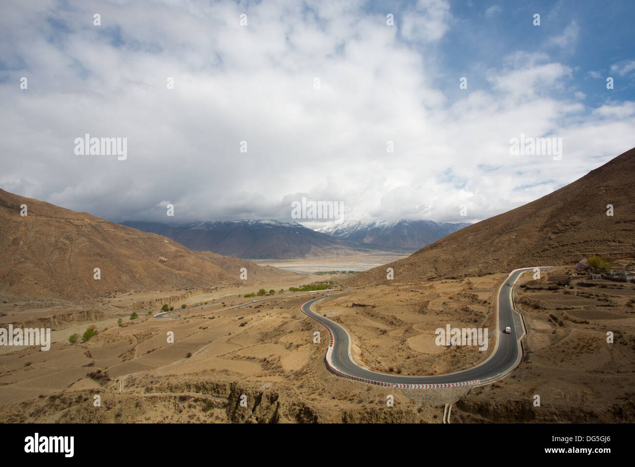 Route incroyable sur le virage route de l'amitié au Tibet, Chine 2013 Banque D'Images