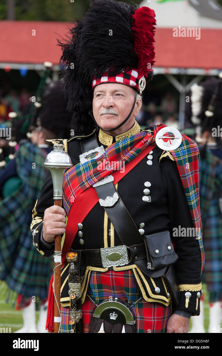 Village de Braemar, l'Écosse. Tambour major Bert étés de la Turriff & District Pipe Band à la collecte de Braemar jeux. Banque D'Images