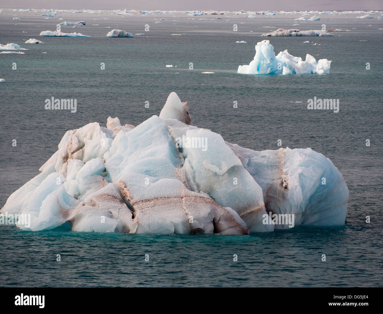 Les icebergs d'un glacier sur Nordauslandet dans le nord du Svalbard. Tous les glaciers reculent de Svalbards Banque D'Images