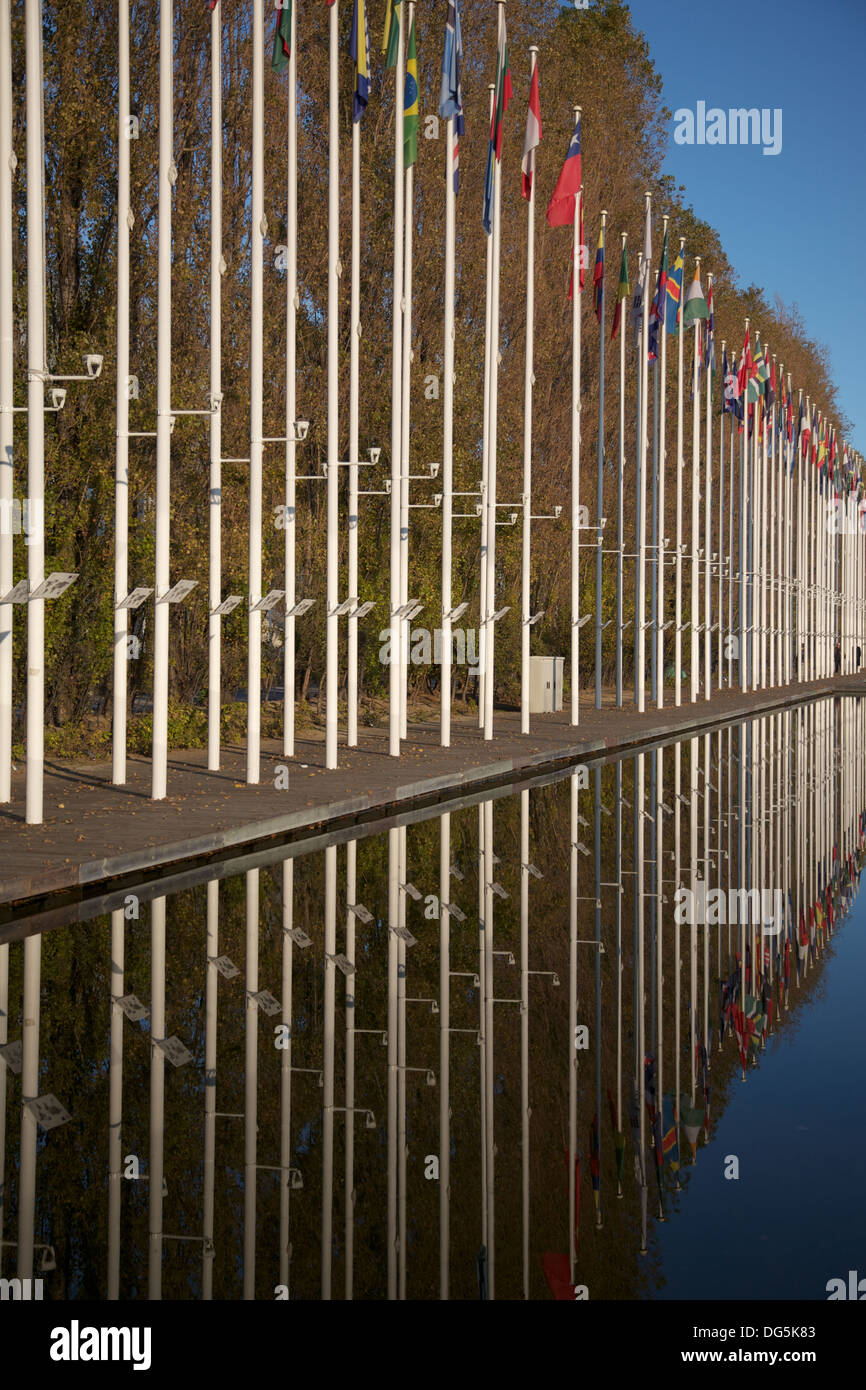 Drapeaux du monde entier en face d'une piscine à l'Expo 98 de Lisbonne à Lisbonne, Portugal Banque D'Images