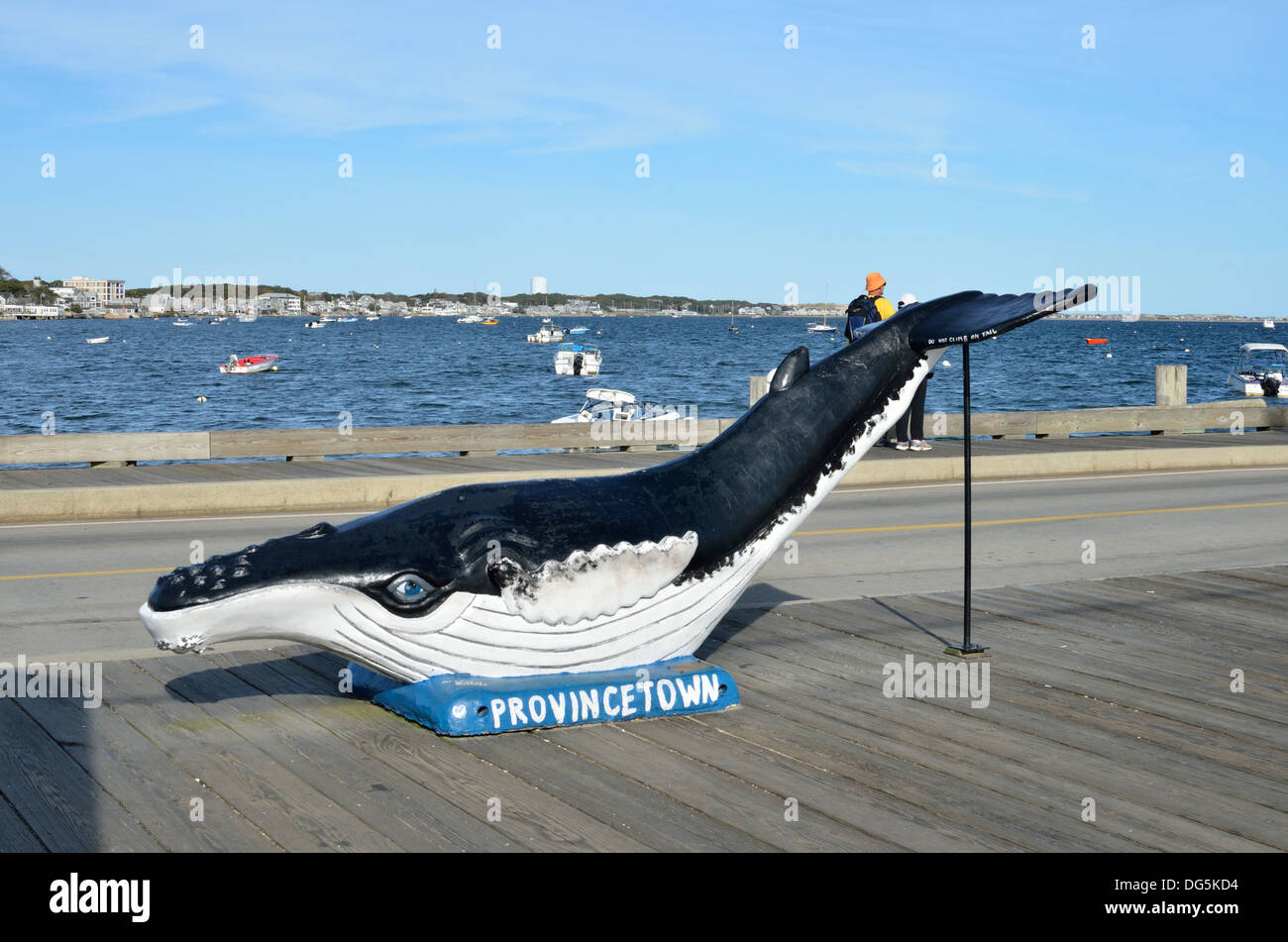 Sculpture de baleines au bord de l'eau quai au port de Provincetown pittoresque Cape Cod dans le Massachusetts aux États-Unis. Banque D'Images