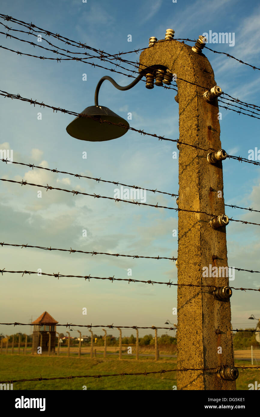 Clôture en fil barbelé à Auschwitz II-Birkenau Camp de concentration en Pologne, près de Cracovie. Banque D'Images