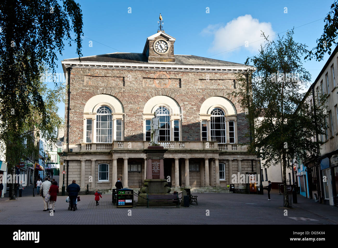 Une vue de Guildhall Square dans la ville de Carmarthen, pays de Galles, UK,Carmarthenshire Banque D'Images