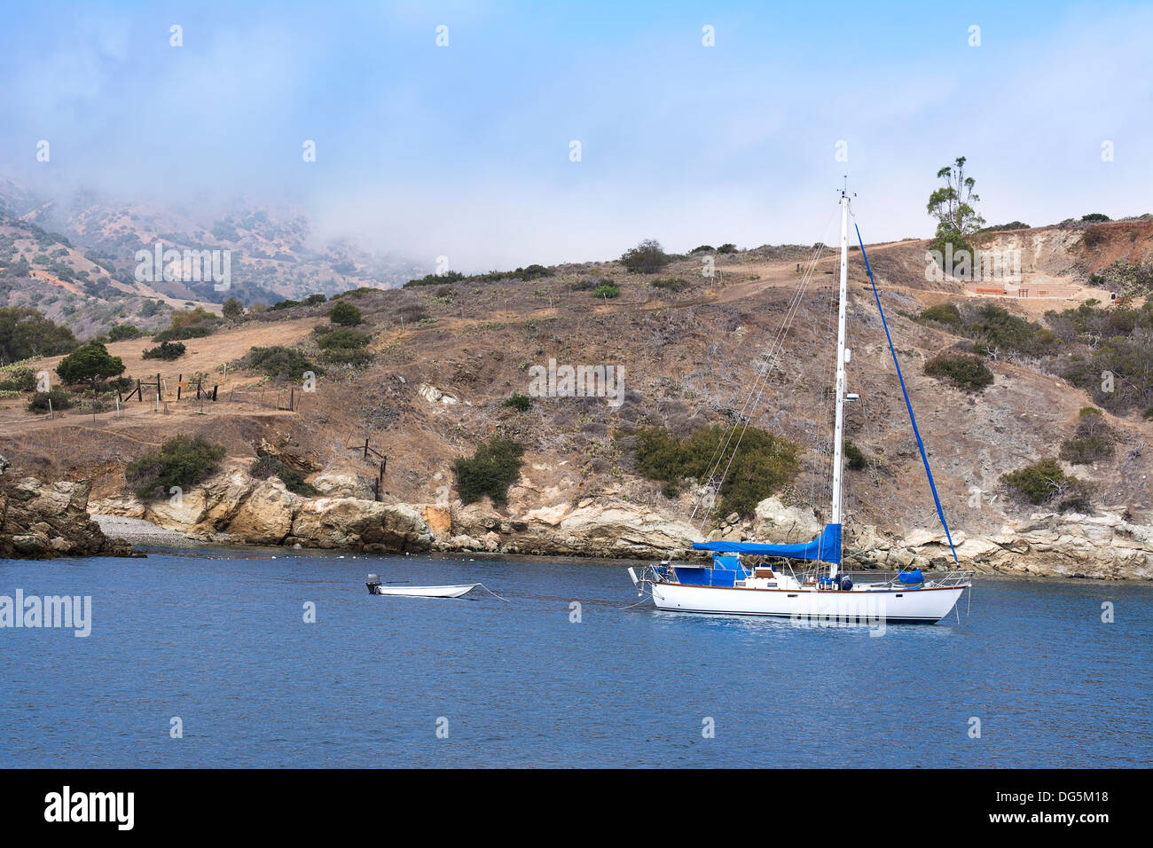 Un voilier et terne et ancrée dans une baie à l'île de Catalina. Banque D'Images