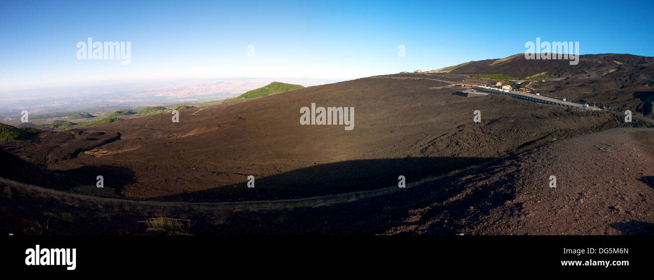 Vue panoramique sur l'Etna tôt le matin avec un ciel bleu Banque D'Images