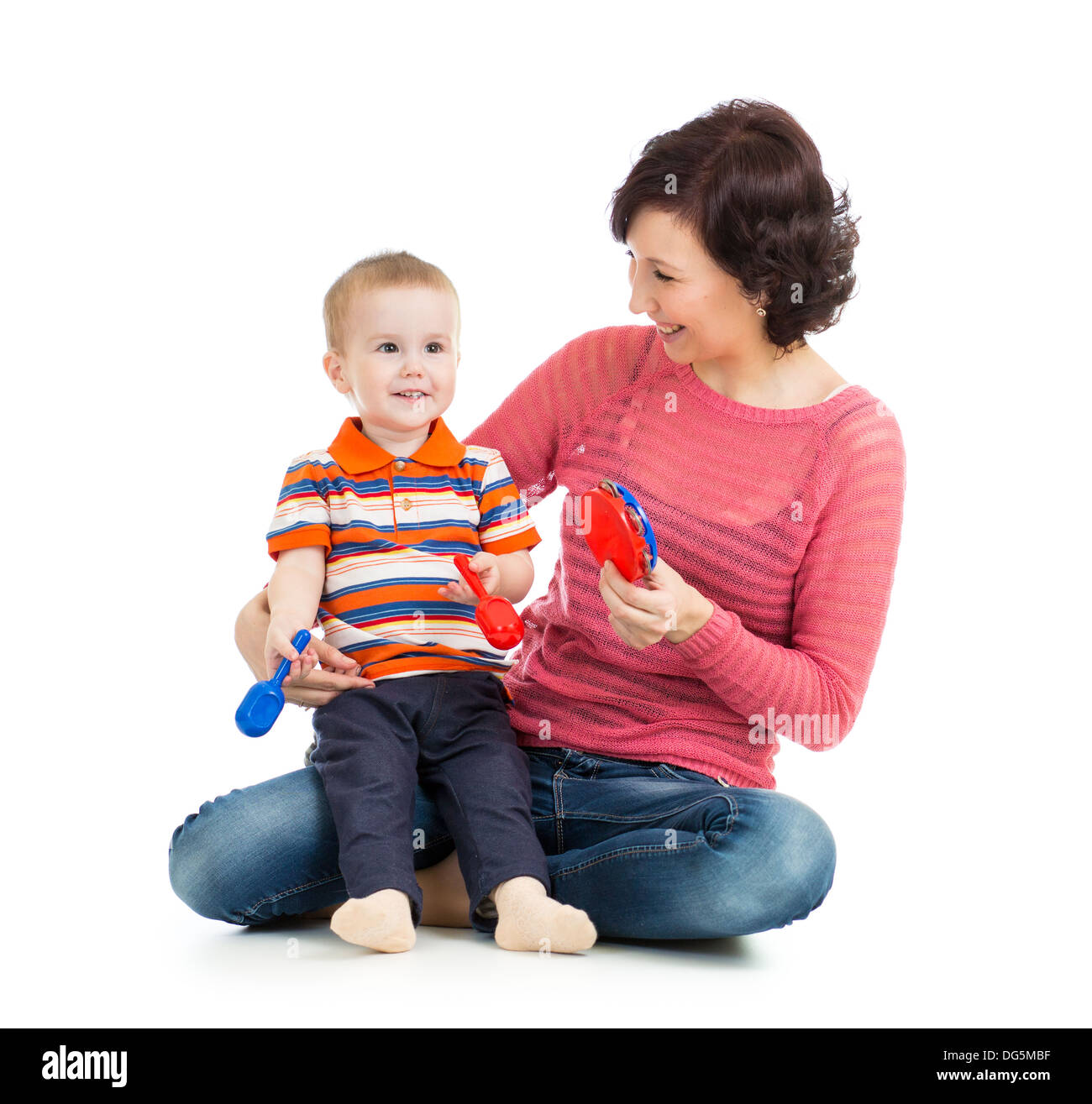 Mère et bébé garçon jouer avec des jouets musicaux Banque D'Images