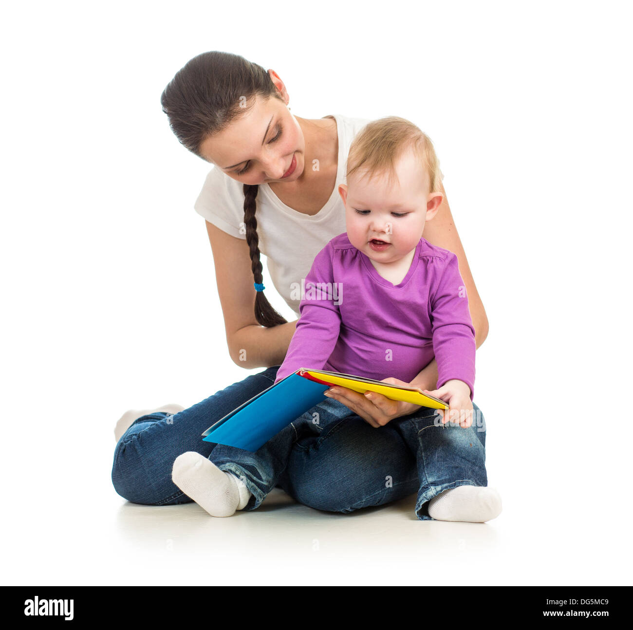 Mère de lire un livre à son bébé fille Banque D'Images