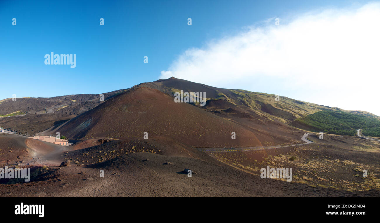 Vue panoramique sur l'Etna tôt le matin avec un ciel bleu Banque D'Images