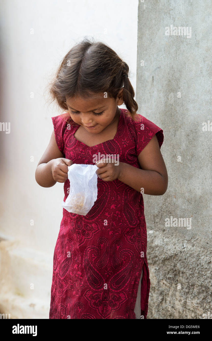 Jeune fille village indien avec un sac de patates. L'Andhra Pradesh, Inde Banque D'Images