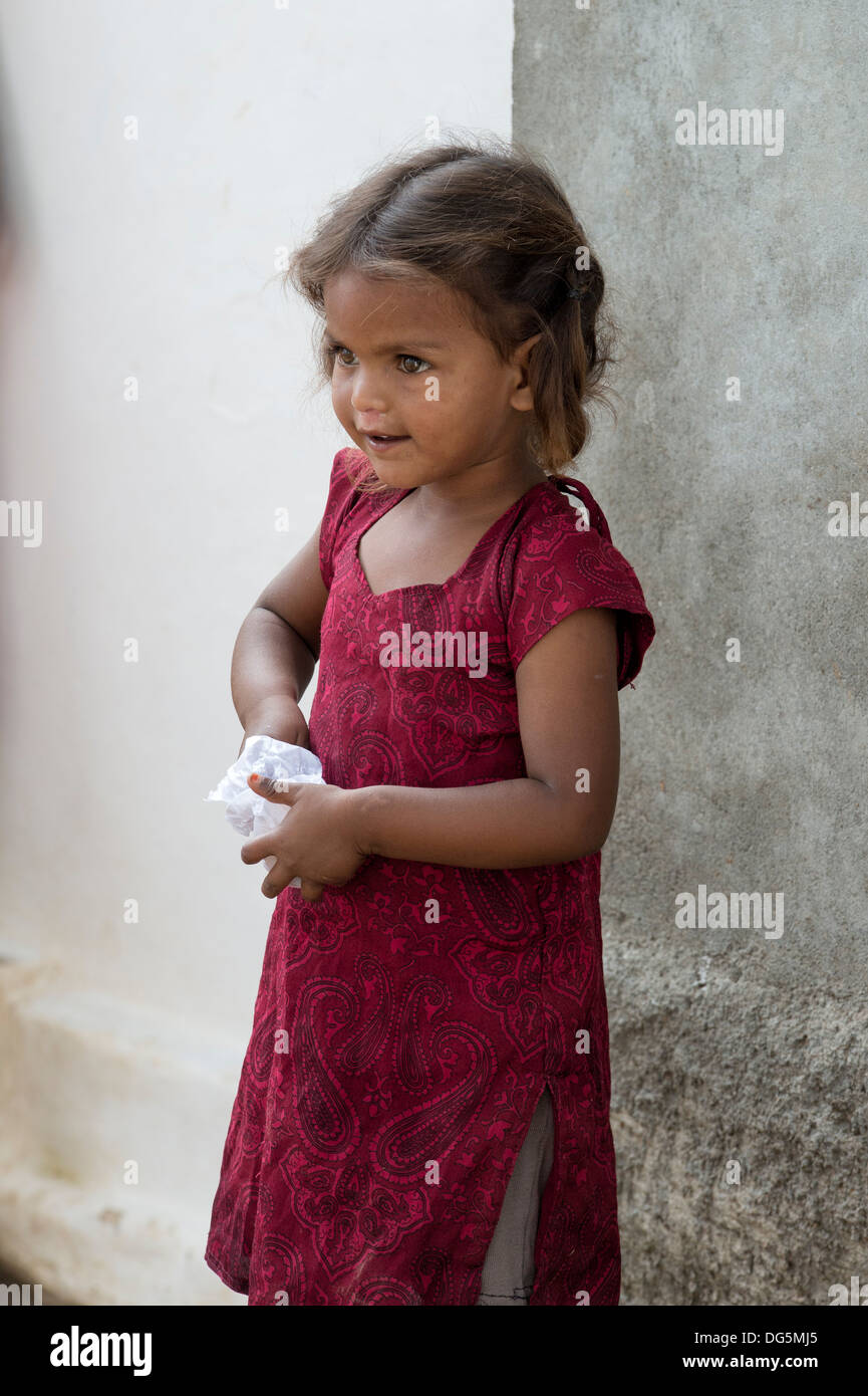 Jeune fille village indien avec un sac de patates. L'Andhra Pradesh, Inde Banque D'Images