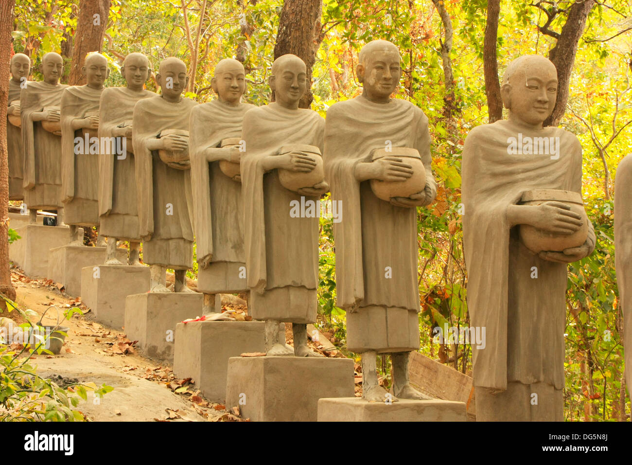 Des statues de moines mendier, Phnom Sombok, Kratie, au Cambodge, en Asie du sud-est Banque D'Images