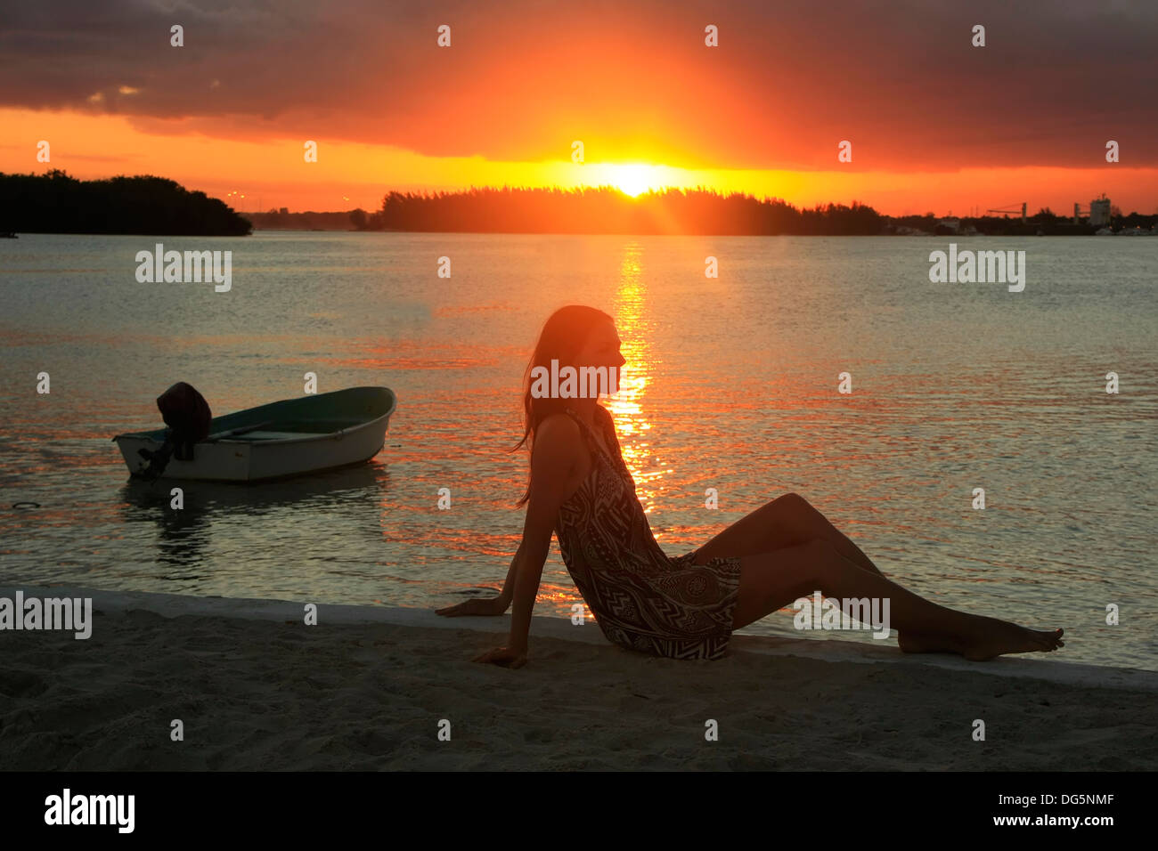 Silhouette de jeune femme au coucher du soleil, la baie de Boca Chica, République Dominicaine Banque D'Images