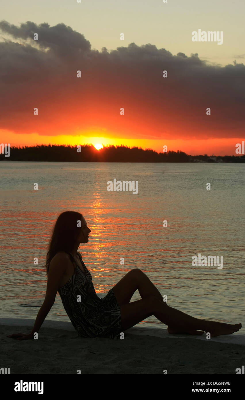 Silhouette de jeune femme au coucher du soleil, la baie de Boca Chica, République Dominicaine Banque D'Images