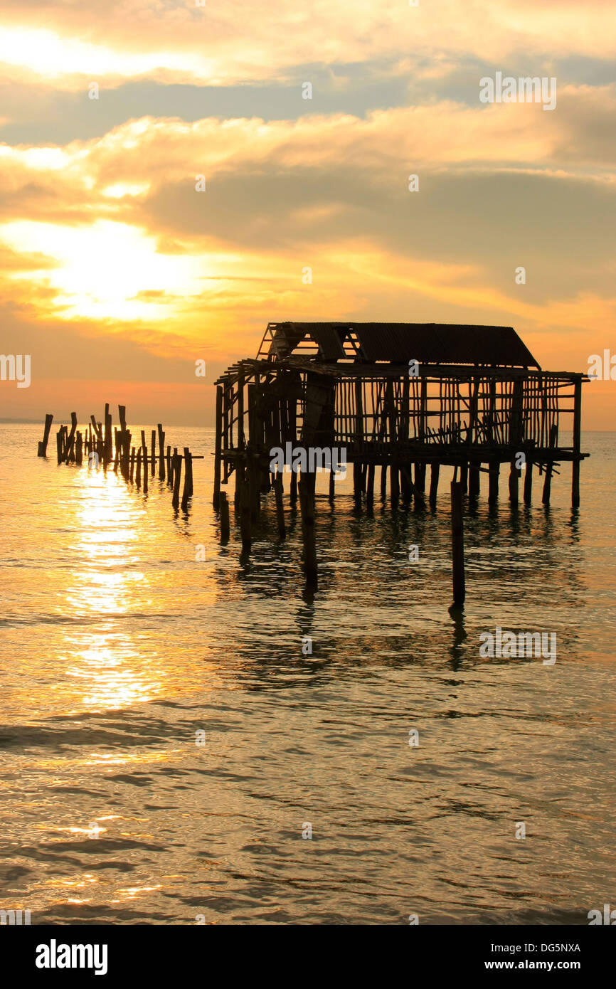 Silhouette d'ancienne jetée en bois au lever du soleil, l'île de Koh Rong, au Cambodge, en Asie du sud-est Banque D'Images