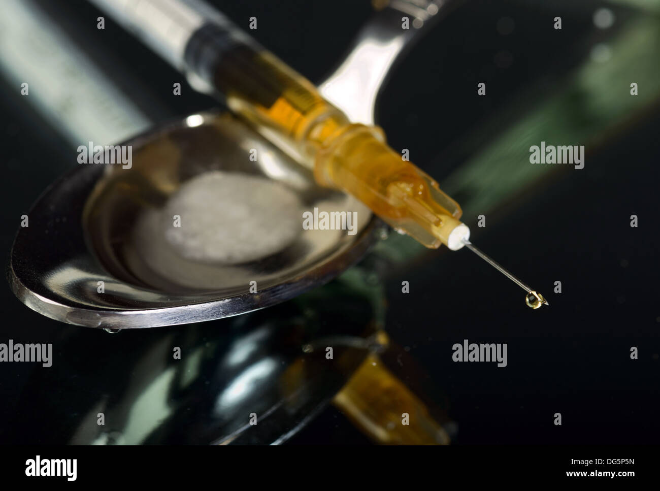 Seringue avec drop et cuillère, concept de la toxicomanie Banque D'Images