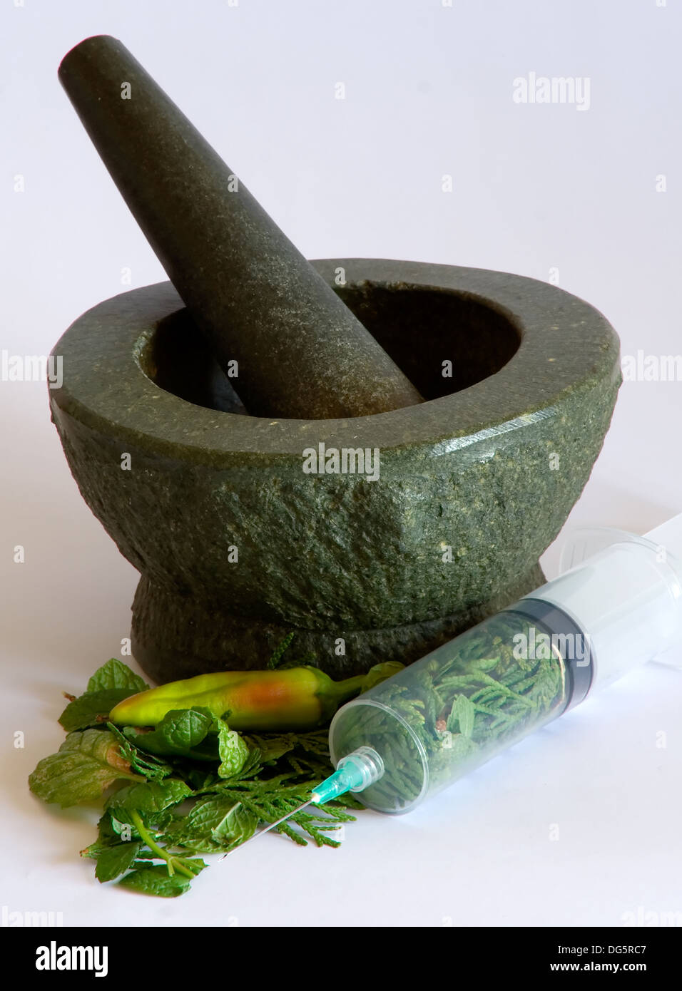 Seringue, des herbes avec mortier et Pastel Photo Stock - Alamy