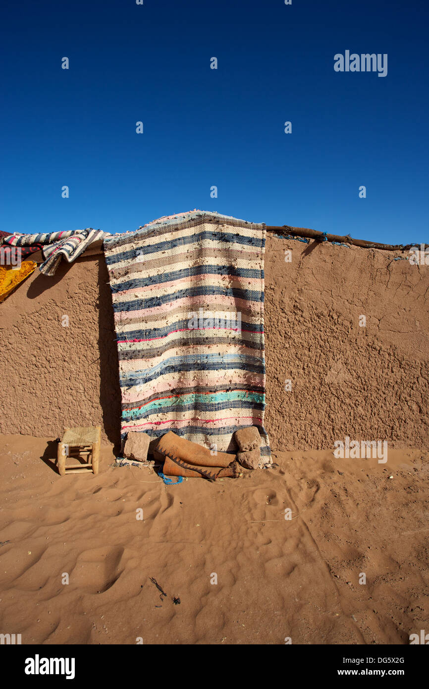 Tradional maison berbère avec porte près des dunes de Merzouga Banque D'Images