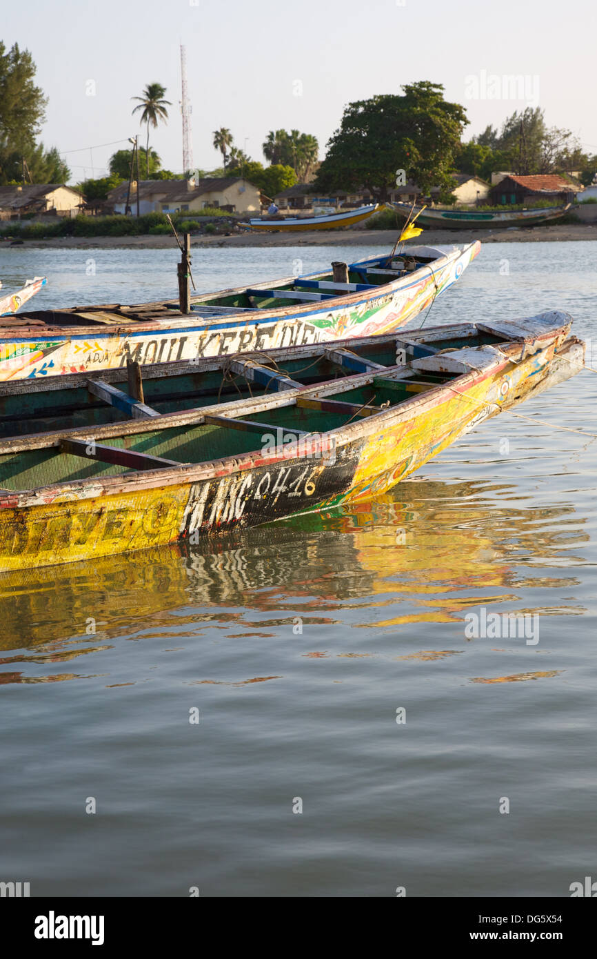 Bateaux de pêche dans le port de Saint Louis au Sénégal Banque D'Images