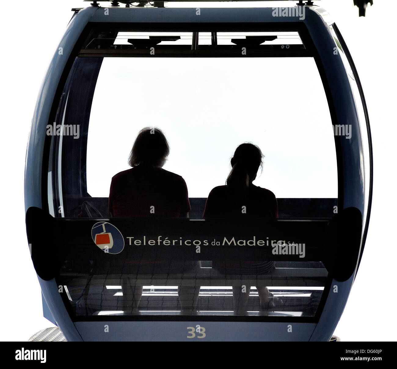 Madère Funchal un couple commencer le voyage vers le bas à partir de la monte en arrière en bas de la station de traitement de l'image à silhouette Banque D'Images