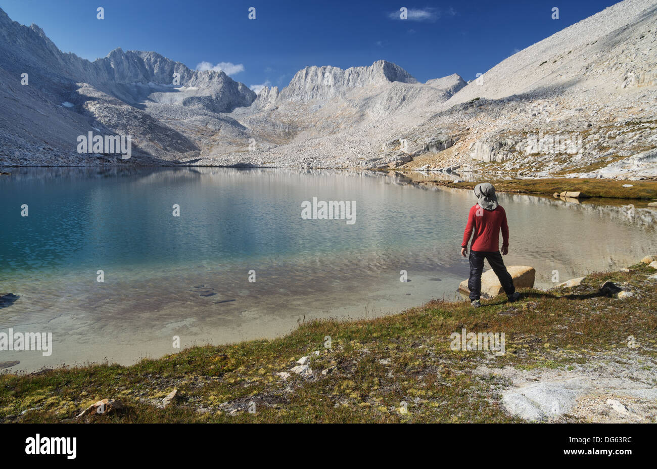 Homme debout sur la rive du lac de montagne Sierra à paysage à Banque D'Images