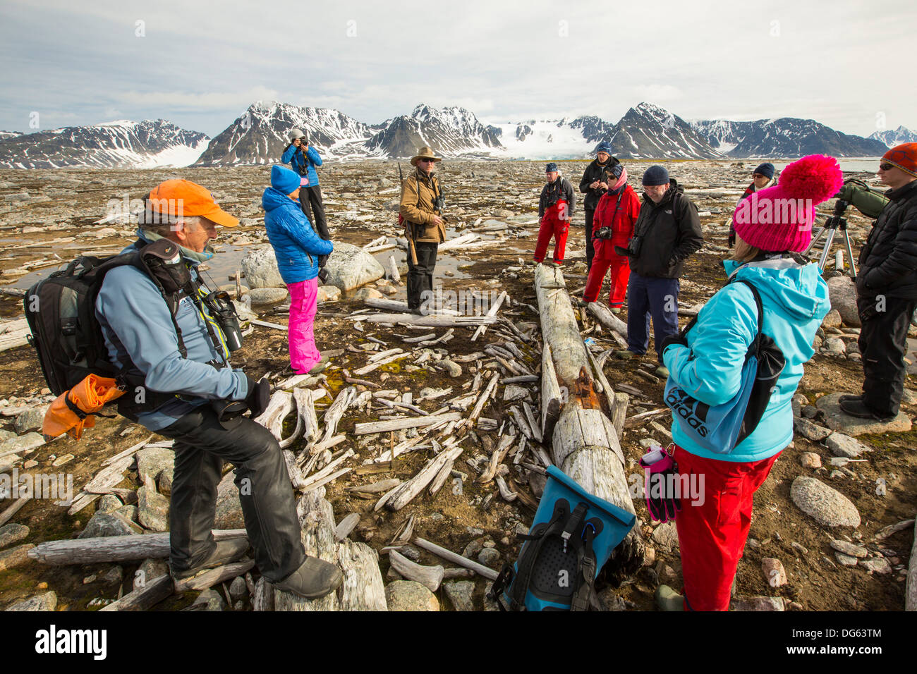 Une expédition de groupe croisière sur une plage dans le nord du Svalbard avec le mât d'un navire naufragé. Banque D'Images