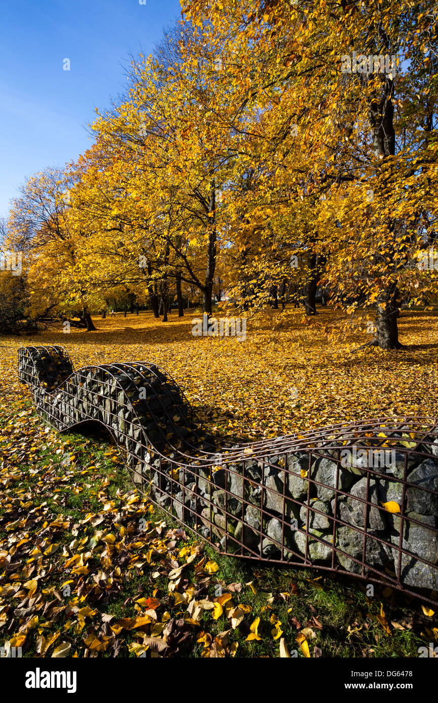Les feuilles d'automne et d'une sculpture dans un parc à Helsinki Banque D'Images