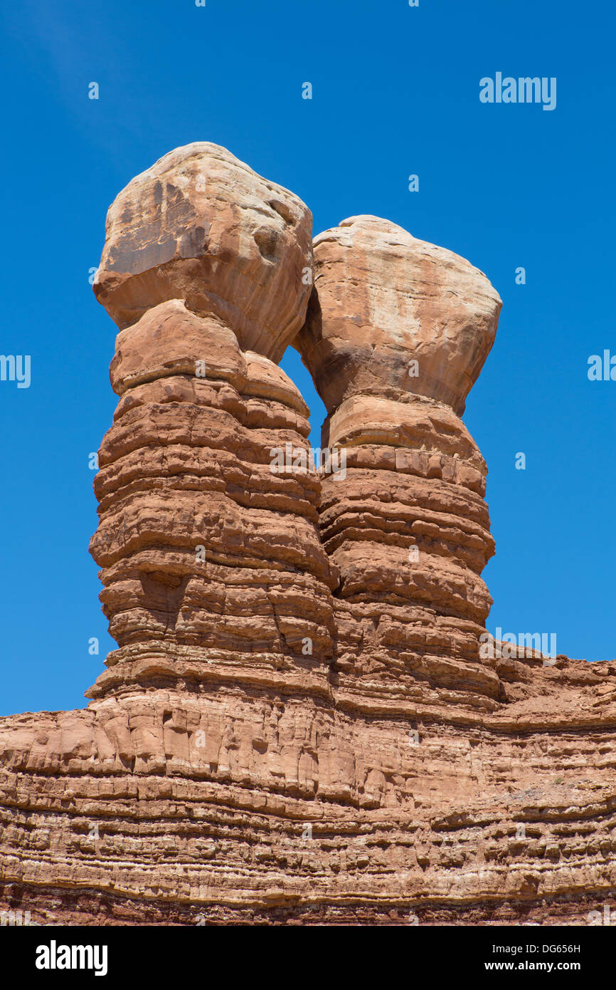 Lits jumeaux Navajo rochers au Mexican Hat - rock formation dans le sud-est de l'Utah, à proximité de Monument Valley against a blue sky Banque D'Images
