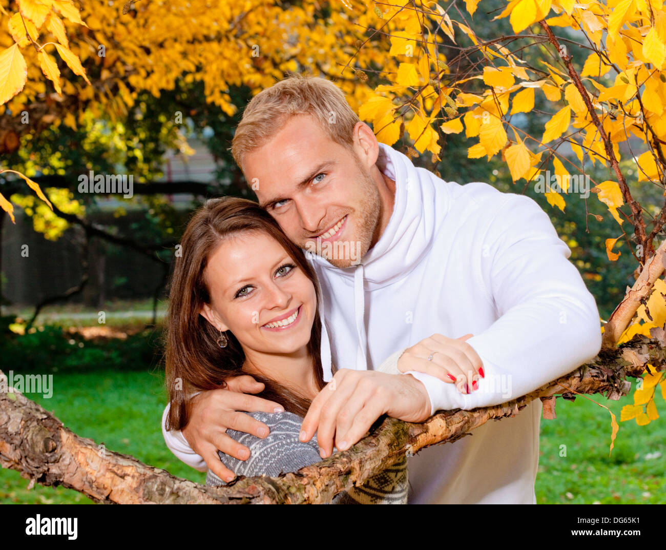 Portrait d'un jeune couple sympathique dans le parc, en souriant. Banque D'Images