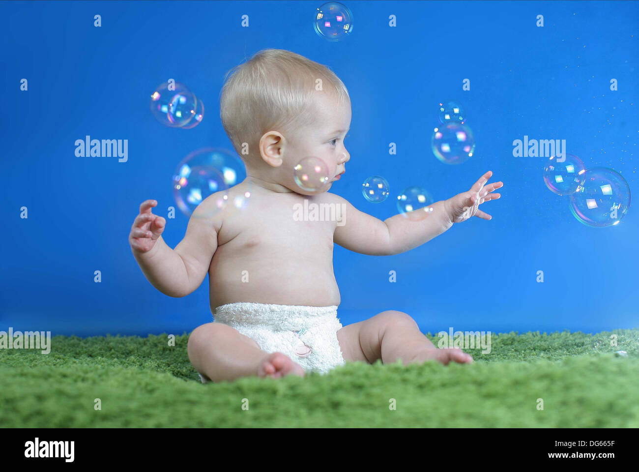 Baby girl avec bulles à langes en tissu Banque D'Images