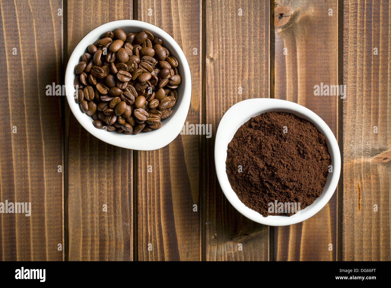 Vue de dessus du café en grains et café moulu dans des bols sur la table en bois Banque D'Images