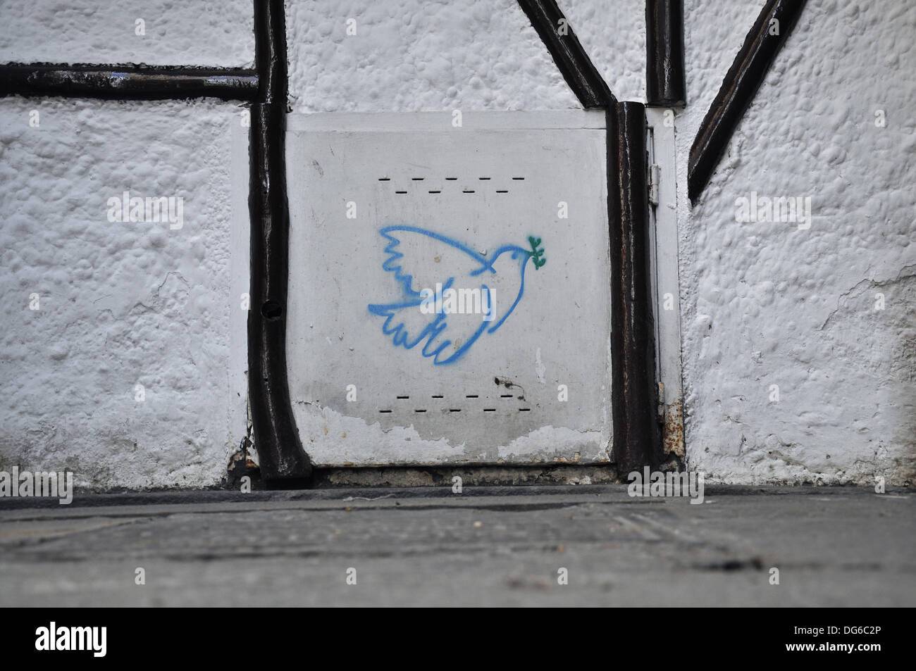 Barcelone, Espagne. 13th mai 2013. Un graffiti d'une colombe de paix, en référence à une peinture de Pablo Picasso avec le même titre, est exposé sur le mur d'une maison à Barcelone, Espagne, 13 mai 2013. Fotoarchiv für Zeitgeschichte/dpa/Alay Live News Banque D'Images